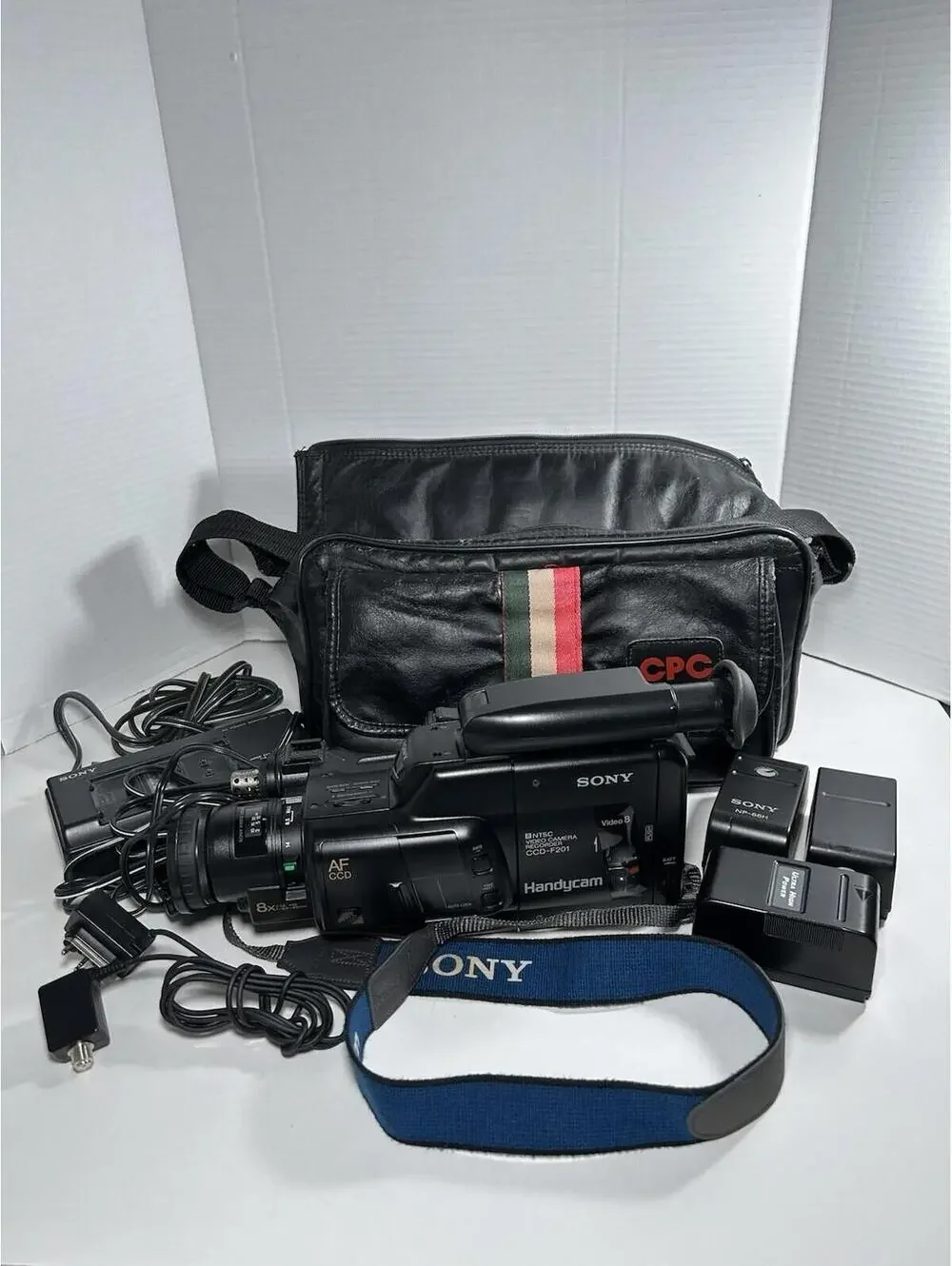Sony CCD-F201 Handycam Camcorder With Charger And CPC Case Untested/for Repair